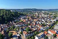 Elevated view of the historic old town of Homburg. In the center, the Lutheran Town Church stands out with its reddish masonry. The left side of the picture is dominated by the densely wooded Schlossberg, on whose top the Schlossberghotel is visible. A se [IBR125180385]