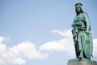 Allegorical bronze statue on the pedestal of the Corona column in Stuttgart. The impressive female figure symbolizes the military - the military base. The monument stands in front of the Neues Schkoss, the former residence castle of the King of Wüttemberg [IBR125185820]