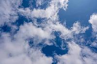 White clouds against a deep blue sky, a sunny atmosphere, weather photo, a mix of sun and clouds above 27798 Hude, Oldenburg district, Germany [IBR125185822]