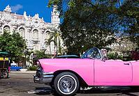 Amerikanischer pink Cabriolet Oldtimer parkt in der Altstadt von Havanna Kuba American pink Cabriolet classic car parked in the old town from Havana Cuba [IBR125188155]