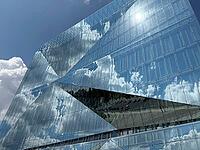The 'cube Berlin' is a spectacular, cube-shaped office building on Washingtonplatz, right next to Berlin Central Station. It was completed in February 2020 and is considered one of the most innovative and smart buildings in Europe. The glass façade reflec [IBR113322300]