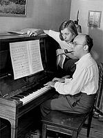 Kurt Weill at the piano with his woman Lotte Lenya at home on 17 August 1942. Kurt Weill (2 March 1900 in Dessau – 3 April 1950 in New York) is one of the most important composers of the 20th century. He became world-famous, particularly through his colla [IBR113322376]