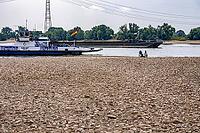 Extreme low tide level on the Rhine, after the driest and warmest July, since the weather was recorded, level record low, the banks are falling dry, shipping can only travel with reduced load and speed, Duisburg-Walsum, ferry terminal of the car and passe [IBR113322440]