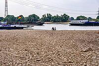 Extreme low tide level on the Rhine, after the driest and warmest July, since the weather was recorded, level record low, the banks are falling dry, shipping can only travel with reduced load and speed, Duisburg-Walsum, ferry terminal of the car and passe [IBR113322446]