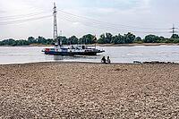 Extreme low tide level on the Rhine, after the driest and warmest July, since the weather was recorded, level record low, the banks are falling dry, shipping can only travel with reduced load and speed, Duisburg-Walsum, ferry terminal of the car and passe [IBR113322466]