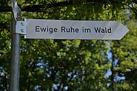 Sign with reference to forest burial, cemetery, grave, peace, forest, resting place, Schwäbisch Hall, Germany [IBR125237562]