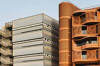 Außenansicht des Masdar Institute of Science and Technology mit grünem Garten im Vordergrund. Nachhaltige Umwelt [IBR125261564]