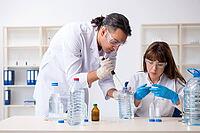 The two chemists who work in the laboratory [IBR125331134]