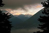 Panoramablick auf die trüben Berge in der Nähe von Meran in Italien [IBR125344285]