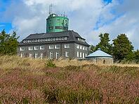 View of the Astenturm complex on Kahler Asten, situated 841 metres above sea level, featuring a 21-metre-high observation tower, the official weather station of the German Weather Service (DWD) and the main building, which houses a hotel, restaurant and p [IBR125414240]