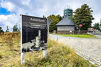 On the left: display board, information board, information about the Astenturm with a historical photograph and a reference to the laying of the foundation stone in 1884, behind it, a pavilion housing the Kahler Asten LWL Visitor Centre with a permanent e [IBR125414253]