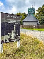 On the left: display board, information board, information about the Astenturm with a historical photograph and a reference to the laying of the foundation stone in 1884, behind it, a pavilion housing the Kahler Asten LWL Visitor Centre with a permanent e [IBR125414255]