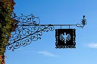 Nasenschild vom Gasthaus Zum Adler gegen blauen Himmel, Kammereckerplatz 3, Heilsbronn, Middle Franconia, Bavaria, Germany [IBR125421683]