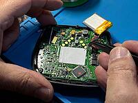 Repair of the circuit board of an e-bike display with tweezers [IBR125492333]