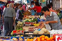 Weekly market in Ravenna, sales scene at a fruit stand, Ravenna, Emilia-Romagna, Italy [IBR125521142]