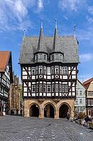 The half-timbered town hall on the market square, under a blue sky in the background, Old Town, Alsfeld, Vogelsberg district of central Hesse, Hesse, Germany [IBR125536426]