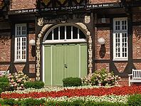 Eingangstür zu einem Fachwerkhaus Ornated front door of a half-timbered house [IBR125536465]