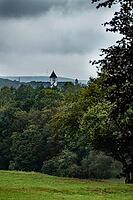 Landschaft mit Bäumen und Blick auf Gebäude mit weißem Glockenturm, in der Nähe des historischen Stadtzentrums von Old-Breinig. Breinig-Stolberg (Rheinland), Noordrijn-Westfalen. Deutschland [IBR125557540]