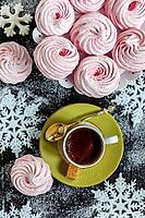 Black coffee, marshmallows and snowflakes on a snowy background [IBR125566050]