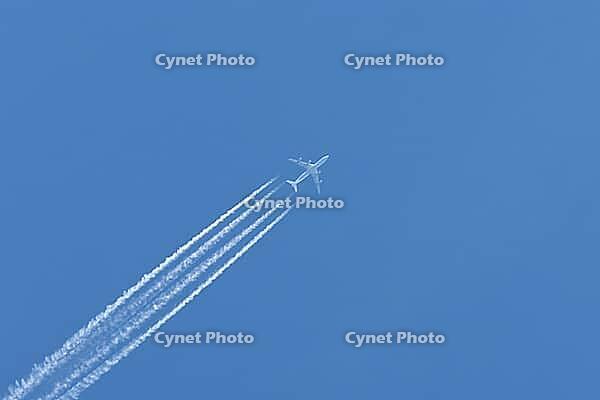 Airbus A340-300 jet aircraft of Lufthansa airlines in flight in a blue sky with vapour trails or contrails behind, England, United Kingdom [IBR123329412]