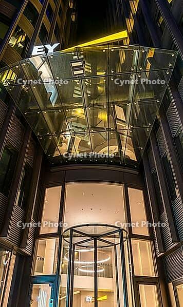 Night photo, main entrance from the frog's perspective, office complex of Ernst & Young Law GmbH Rechtsanwaltsgesellschaft Steuerberatungsgesellschaft, Friedrichstraße on the banks of the Spree, Berlin, Germany [IBR112672614]