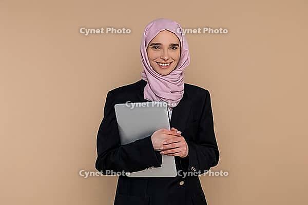 Business woman. Cute young business woman with a laptop [IBR123569314]