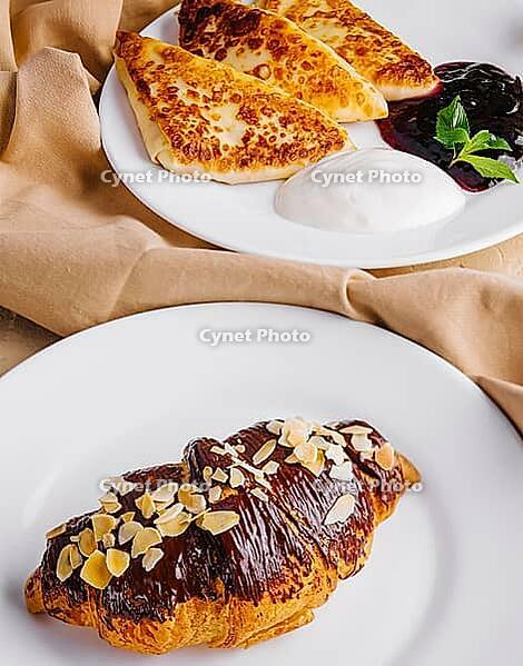 Food, Pancakes and Croissant with chocolate[IBR123619791]の写真・イラスト・動画｜サイ ...