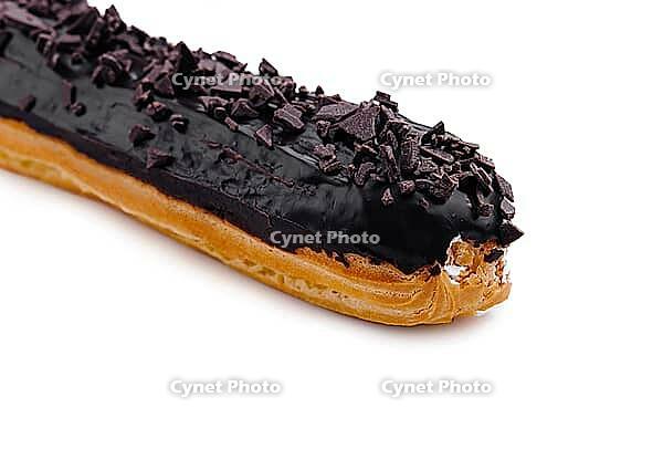 Food, Delicious chocolate French eclair on white[IBR123619847]の写真・イラスト ...