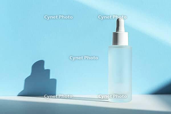 Hyaluronic acid oil tincture. Transparent liquid emulsion in glass bottle with dropper. Serum with collagen and peptides, product advertisment. Beauty product mockup, branding, banner, copy space [IBR123646487]