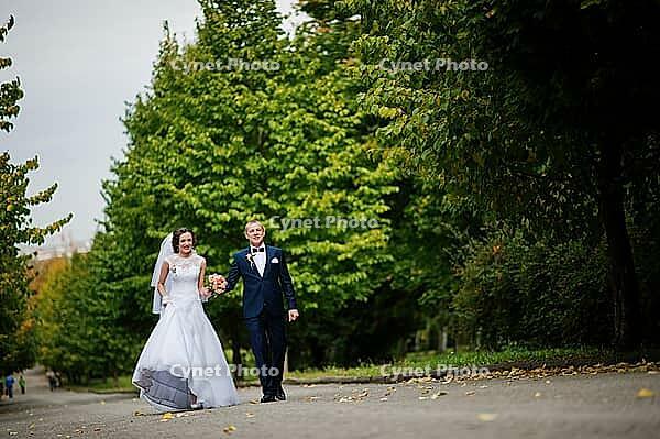 Wedding couple walking at green park [IBR123675072]