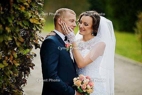 Wedding couple background yellow tree at autumn park [IBR123675081]