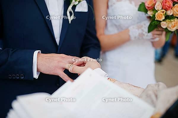 Priest wear ring on finger of groom [IBR123675083]