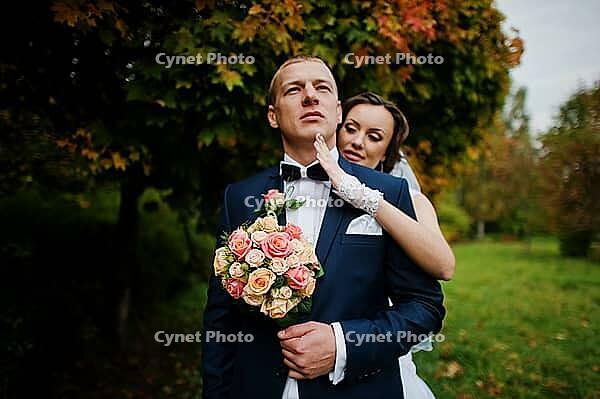 Wedding couple background yellow tree at autumn park [IBR123675105]