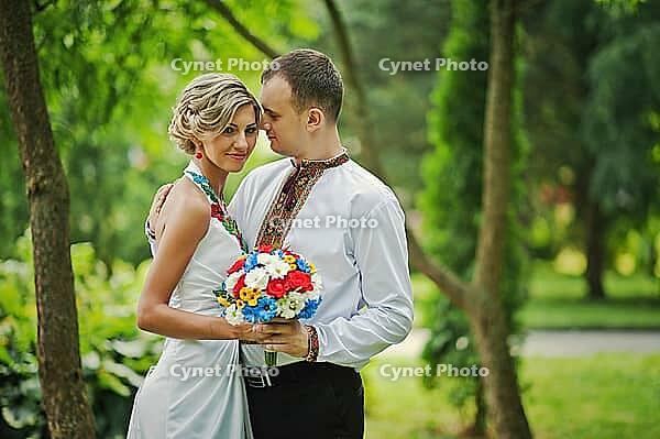 Wedding beautiful couple in traditional dress [IBR123675130]