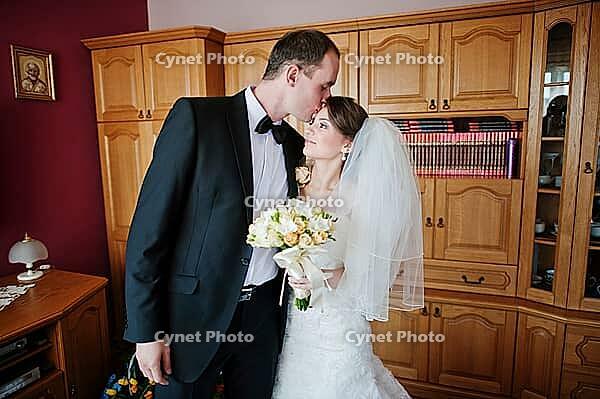 The first meeting of the groom with his bride [IBR123675135]