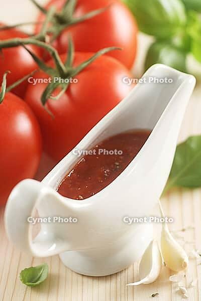 Tomato Sauce In A Gravy Boat [IBR123700040]