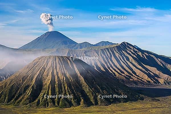 Early morning after sunrise view of the spectacular Gunung Bromo and Sumeru volcanoes in Java, Indonesia [IBR123713315]