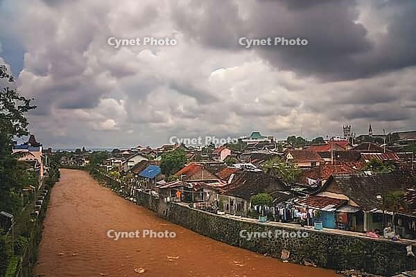 River flowing through the Bukittingi town in Sumatra, Indonesia [IBR123713328]