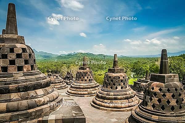View of Borobudur temple in Jawa in Indonesia [IBR123713334]