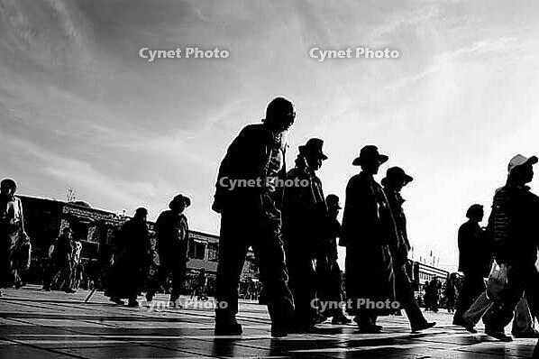 Many people walking by [IBR123713343]