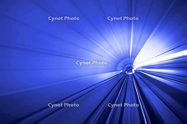 Motion fast in tunnel [IBR123713360]