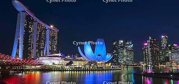 Impressive city view at night with illuminated modern buildings and a tranquil expanse of water, Singapore, Singapore [IBR123769653]
