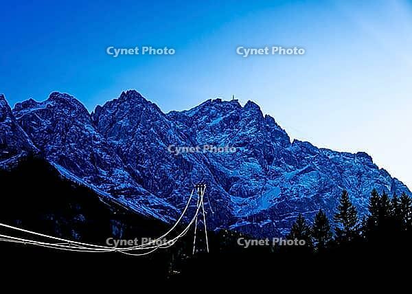 Zugspitze, cable car, Eibsee lake, Wetterstein Mountains, autumn, Voralpensee, tourism, recreation, vacation, Zugspitze massif, Garmisch-Partenkirchen, Upper Bavaria, Bavaria, Germany [IBR123774742]