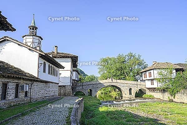 The old bridge and traditional Bulgarian houses in the old town of Tryavna, Bulgaria. Die alte Brücke und die traditionellen bulgarischen Häuser in der Altstadt von Tryavna, Bulgarien [IBR123790569]