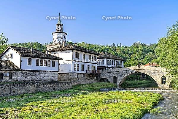 The old bridge and traditional Bulgarian houses in the old town of Tryavna, Bulgaria. Die alte Brücke und die traditionellen bulgarischen Häuser in der Altstadt von Tryavna, Bulgarien [IBR123790571]