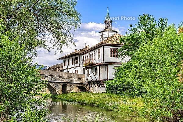 The old bridge and traditional Bulgarian houses in the old town of Tryavna, Bulgaria. Die alte Brücke und die traditionellen bulgarischen Häuser in der Altstadt von Tryavna, Bulgarien [IBR123790572]