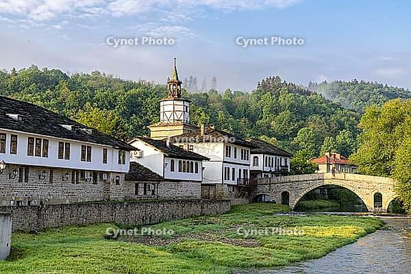 The old bridge and traditional Bulgarian houses in the old town of Tryavna, Bulgaria. Die alte Brücke und die traditionellen bulgarischen Häuser in der Altstadt von Tryavna, Bulgarien [IBR123790573]