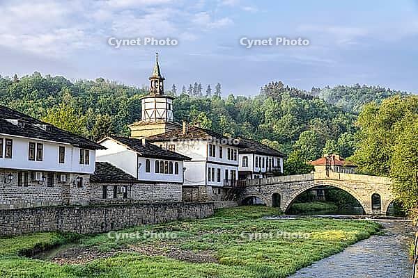 The old bridge and traditional Bulgarian houses in the old town of Tryavna, Bulgaria. Die alte Brücke und die traditionellen bulgarischen Häuser in der Altstadt von Tryavna, Bulgarien [IBR123790574]