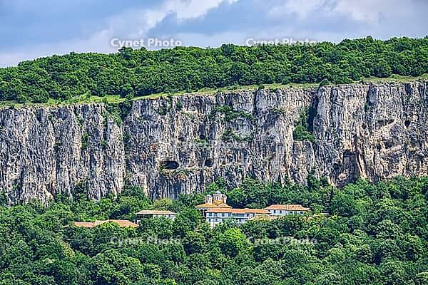 The incredible Patriarch?ski Monastery, view from Preobrazhensky Monastery, Bulgaria. Das unglaubliche Patriarchenkloster, Blick vom Preobraschenski-Kloster, Bulgarien [IBR123790575]