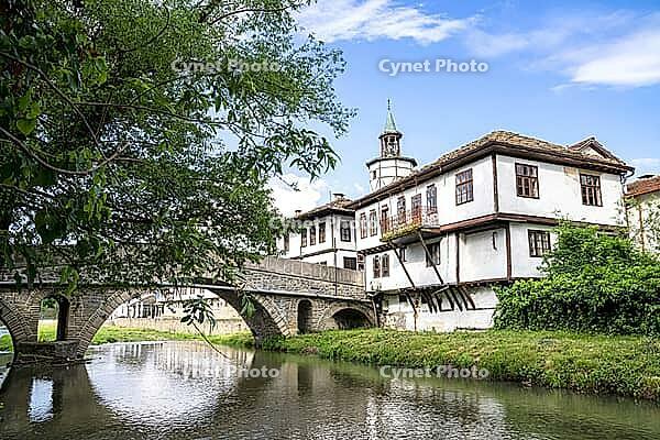 The old bridge and traditional Bulgarian houses in the old town of Tryavna, Bulgaria. Die alte Brücke und die traditionellen bulgarischen Häuser in der Altstadt von Tryavna, Bulgarien [IBR123790576]